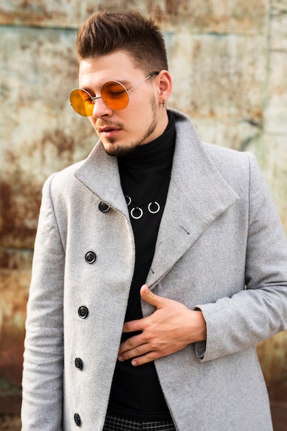 Foto gratuita uomo bello con gli occhiali alla moda