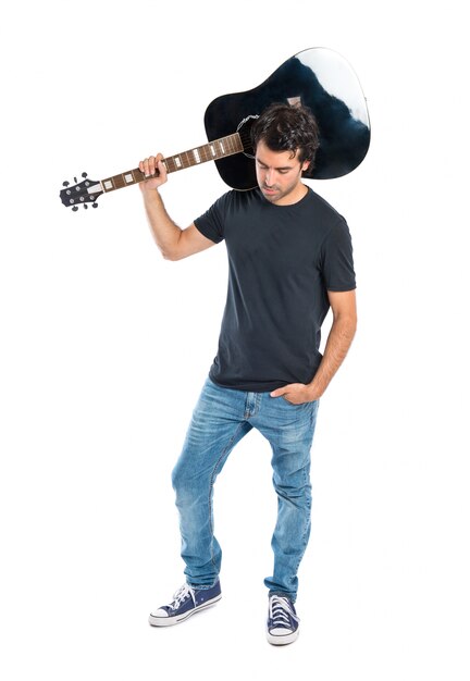 白い背景上のギターを持つハンサムな男