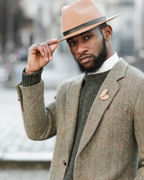 Foto gratuita uomo bello con la posa del cappello