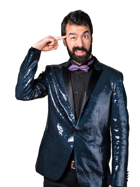 Uomo bello con giacca di sequin che fa gesto pazzo