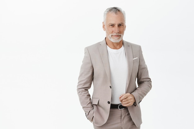 Free photo handsome mature businessman looking confident and smiling