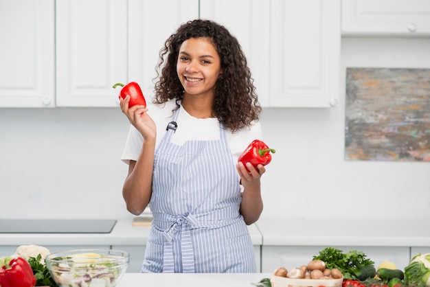 Free photo handsome model holding red peppers