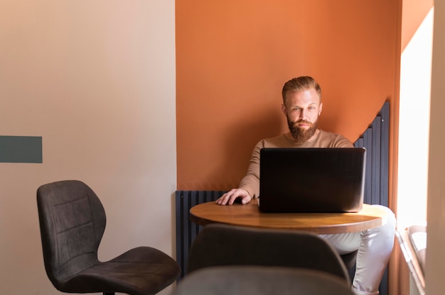 Free photo handsome modern man working