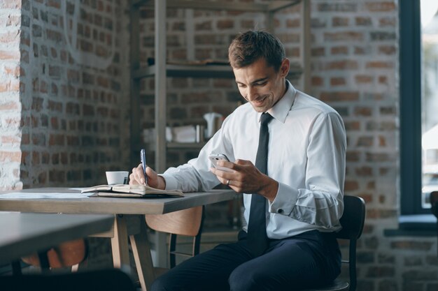 ハンサムなプロの男の若い書類