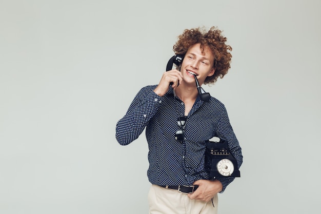 Bell'uomo retrò con telefono in mano.