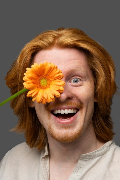 花を持つハンサムで敏感な男