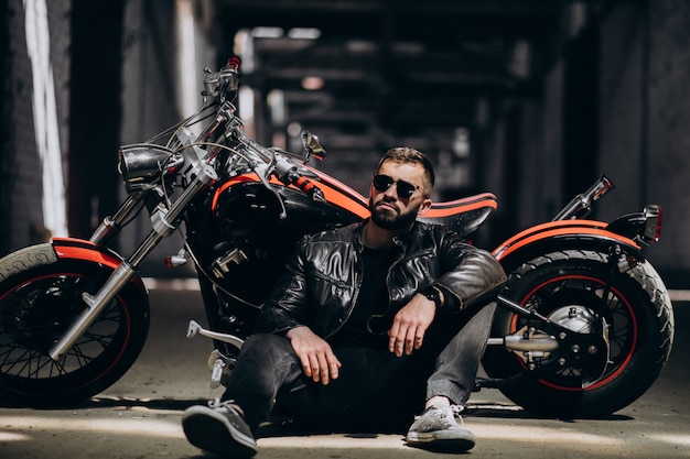Бесплатное фото Красивый сексуальный мужчина на мотоцикле