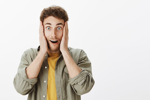 Free photo handsome shocked man posing in the studio