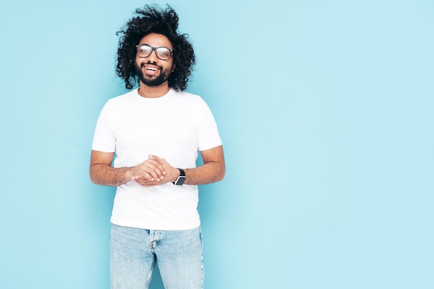 Free photo handsome smiling hipster man posing in studio