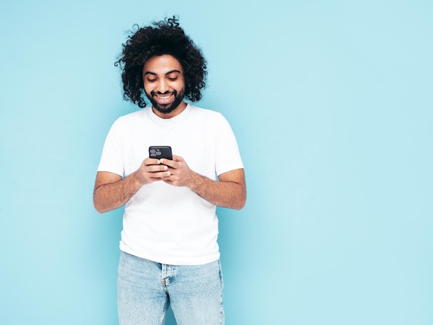 Free photo handsome smiling hipster man posing in studio