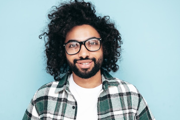 Free photo handsome smiling hipster man posing in studio