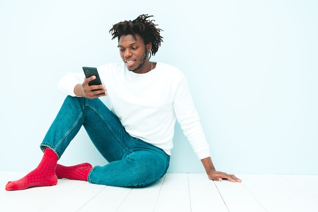 Bello modello hipster sorridente. uomo africano con la barba lunga vestito in abiti estivi