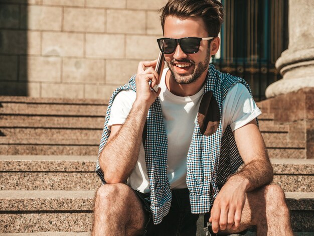 Free photo handsome smiling stylish hipster lambersexual model