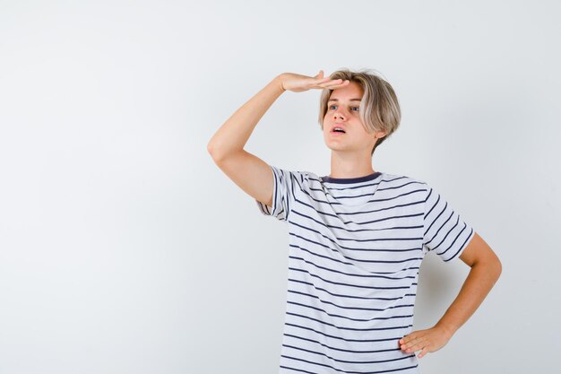 縞模様のTシャツを着たハンサムな10代の少年