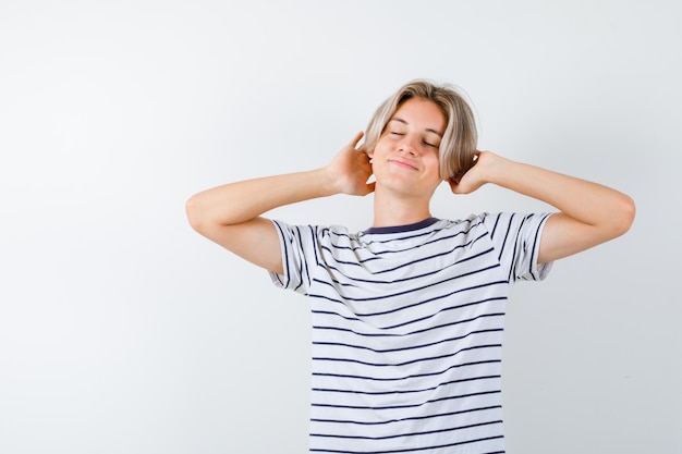 縞模様のTシャツを着たハンサムな10代の少年