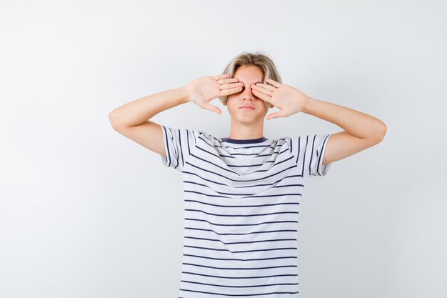 縞模様のTシャツを着たハンサムな10代の少年