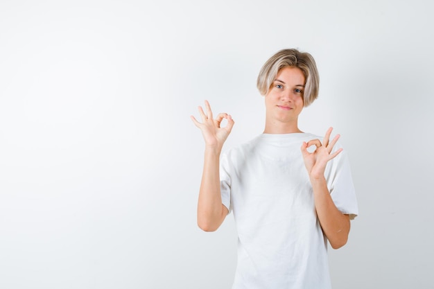 白いTシャツを着たハンサムな10代の少年