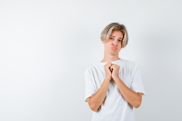 白いTシャツを着たハンサムな10代の少年