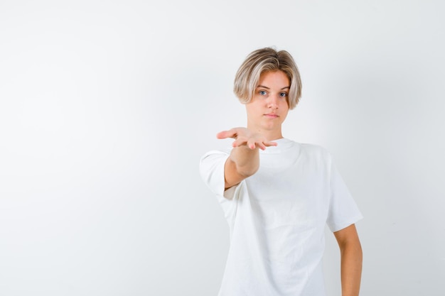 白いTシャツを着たハンサムな10代の少年