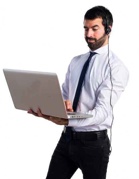 Uomo telemarketer bello con il computer portatile