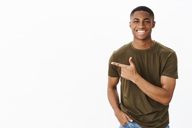 カーキ色のTシャツとハンサムな若いアフリカ系アメリカ人