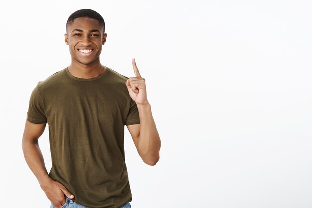 カーキ色のTシャツとハンサムな若いアフリカ系アメリカ人