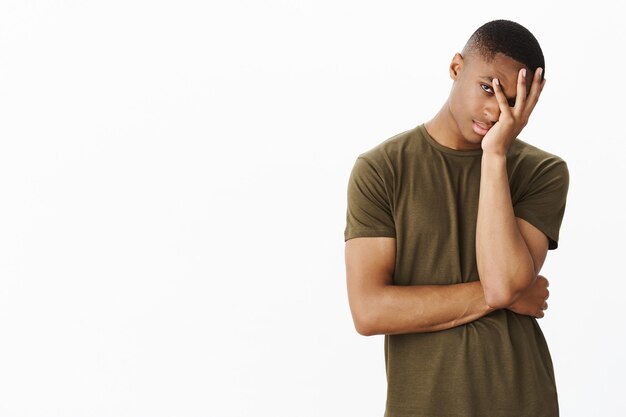 Free photo handsome young african-american with khaki tshirt