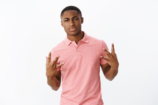 Красивый молодой афроамериканец с розовой футболкой-поло