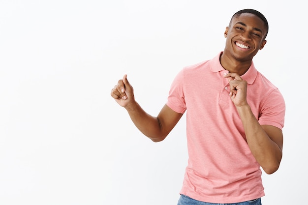 ピンクのポロTシャツとハンサムな若いアフリカ系アメリカ人