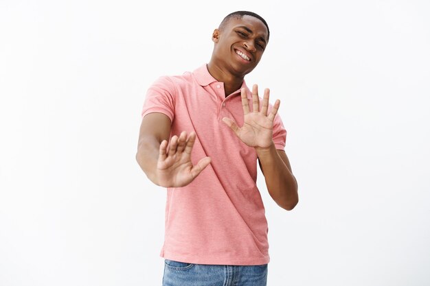 ピンクのポロTシャツとハンサムな若いアフリカ系アメリカ人