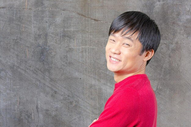 笑顔のハンサムな若いアジア人