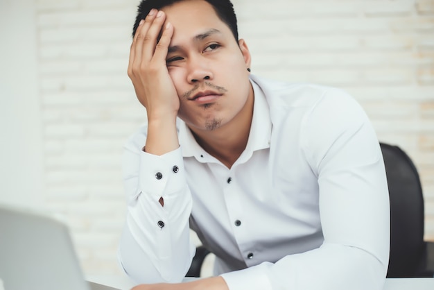Free photo handsome young business man with working place in creative office