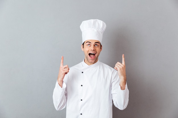 Foto gratuita i giovani bei cucinano nell'indicare uniforme.