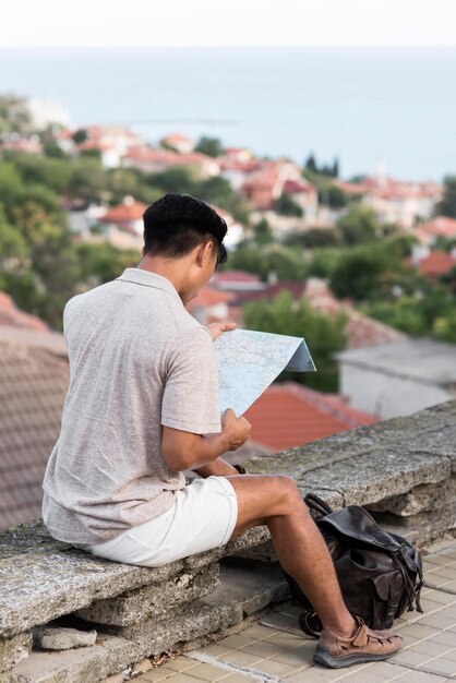 休日のハンサムな若い男