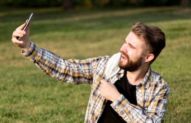 무료 사진 잘 생긴 젊은 남자는 selfie를 복용