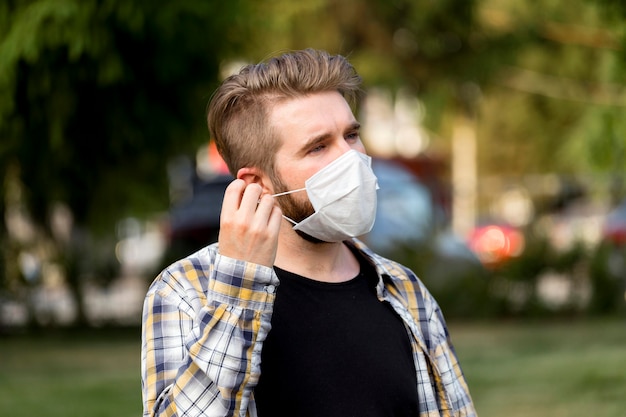 Bel giovane uomo che indossa la maschera per il viso