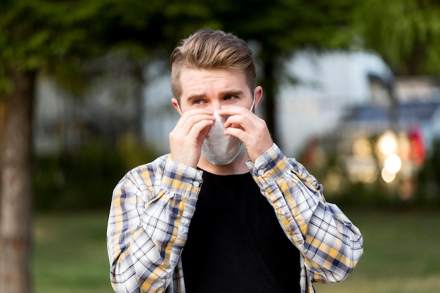 Free photo handsome young man wearing face mask