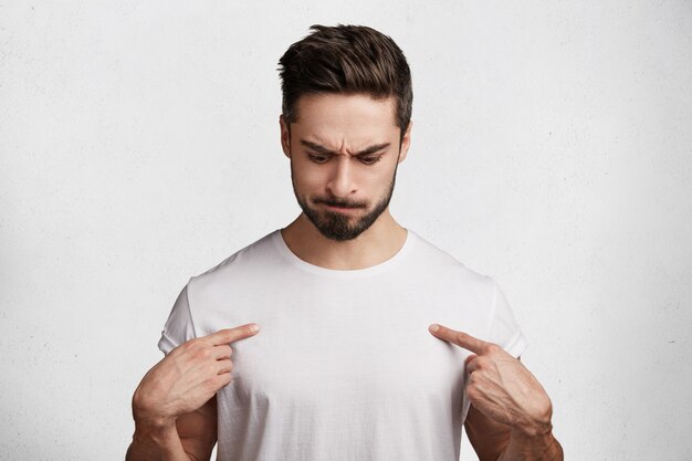 白いtシャツでハンサムな若い男