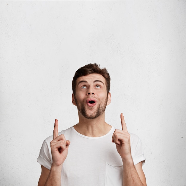 Free photo handsome young man in white t-shirt