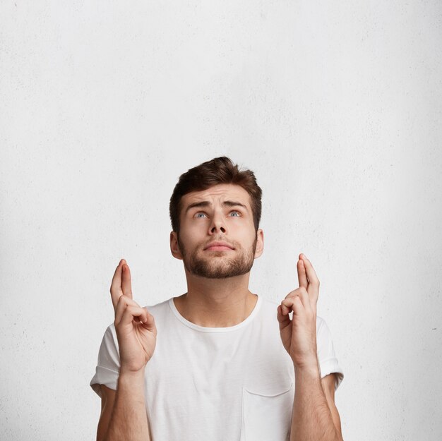 白いtシャツでハンサムな若い男