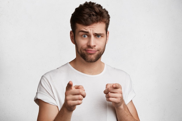 Free photo handsome young man in white t-shirt