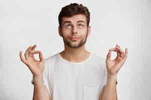 Free photo handsome young man in white t-shirt