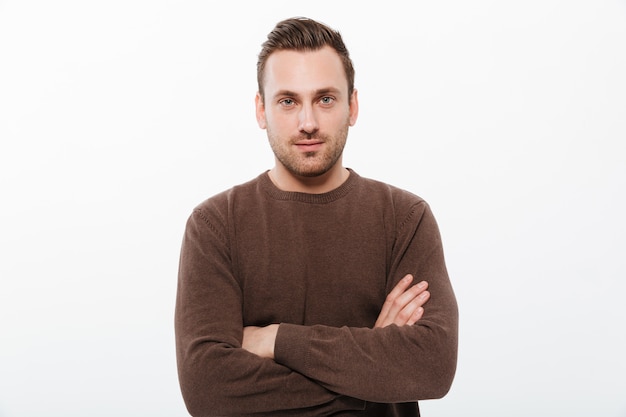 Free photo handsome young serious man with arms crossed.