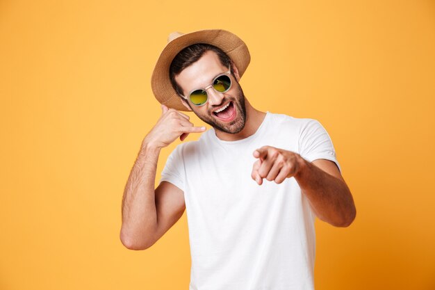 Free photo handsome young smiling man pointing