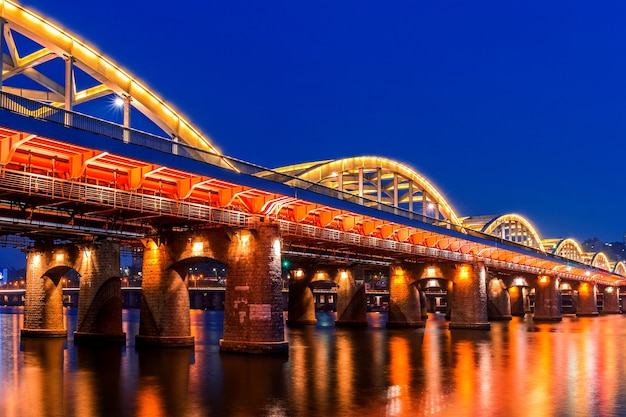 韓国、ソウルの夜の漢江大橋