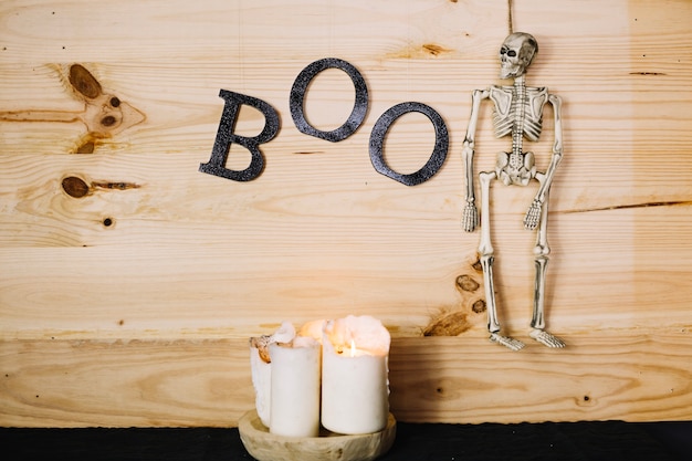 Halloween scheletro appeso con lettere boo