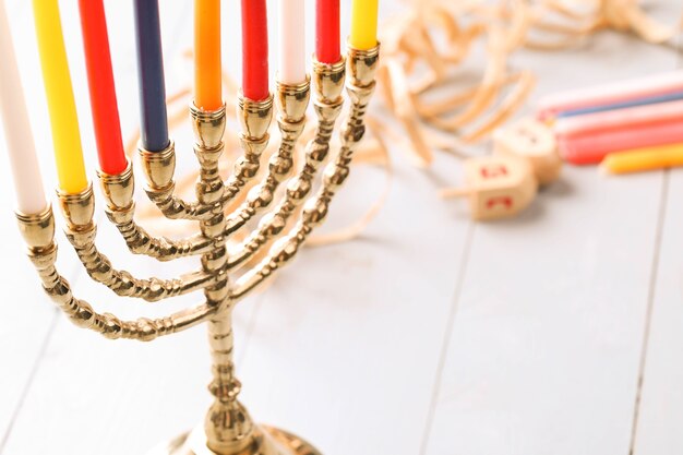 Foto gratuita decorazione hanukkah con candele