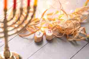 Foto gratuita decorazione hanukkah con candele