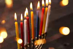 Foto gratuita decorazione hanukkah con candele