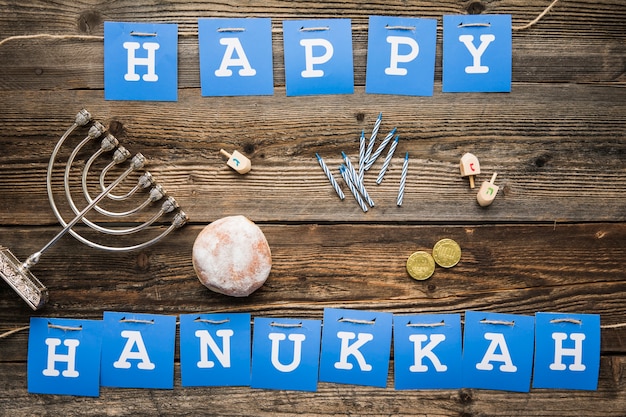 Foto gratuita simboli di hanukkah che si trovano vicino alla scrittura